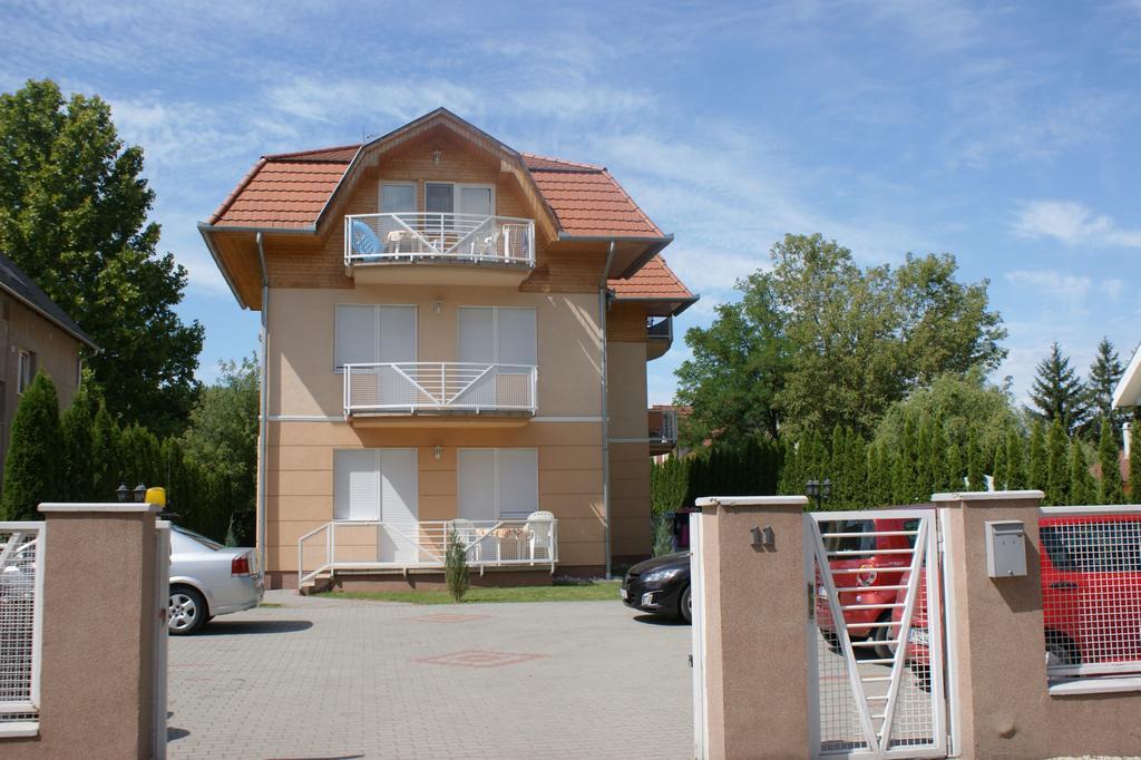 Arnyas Apartmanhaz Lägenhet Balatonlelle Exteriör bild